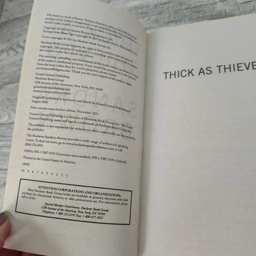 Thick as Thieves Sandra Brown‎ 2021 Paperback 1st Edition Thriller PB